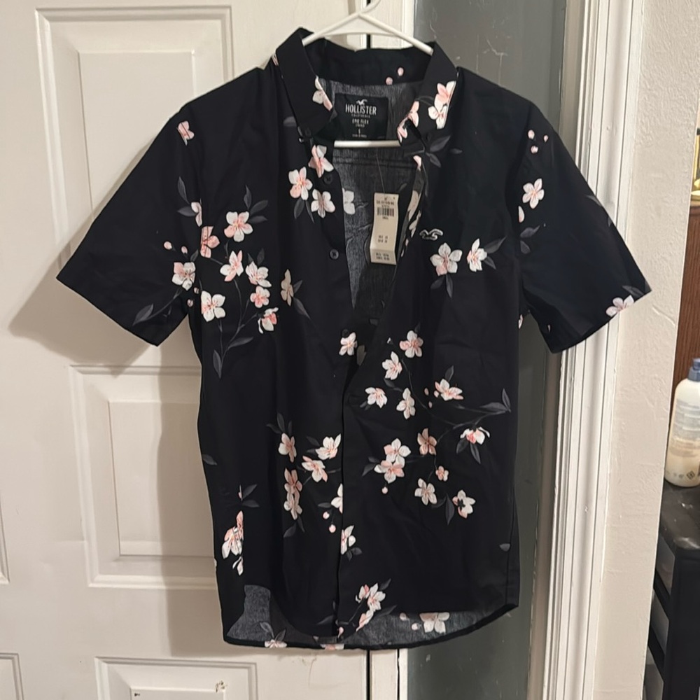 Brand new Hollister men’s flower printed short sleeve butting down shirt.